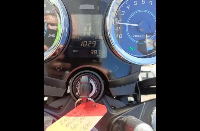 KAWASAKI Z 650 RS 1ER MAIN 383 KMS (particulier)BRIDEE A2 A SAISIR