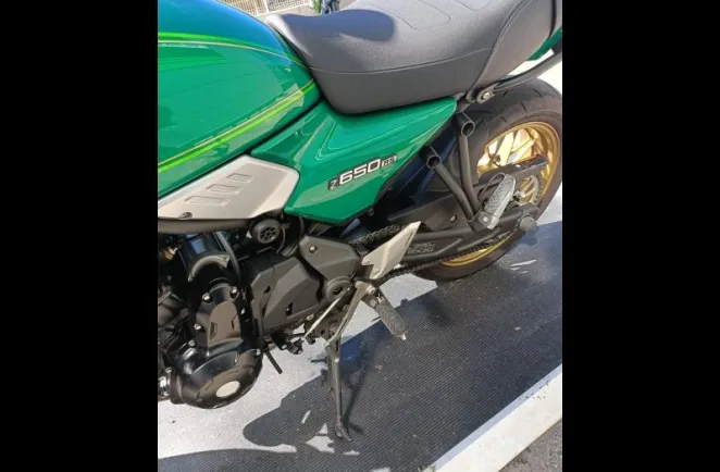 KAWASAKI Z 650 RS 1ER MAIN 383 KMS (particulier)BRIDEE A2 A SAISIR