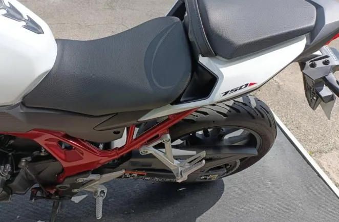 HONDA 750 Hornet TAMPON + BULLE  6066 KMS A SAISIR