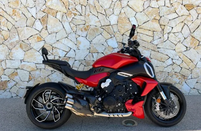 DUCATI 1158 V4 + Pieces carbone