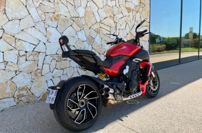 DUCATI 1158 V4 + Pieces carbone