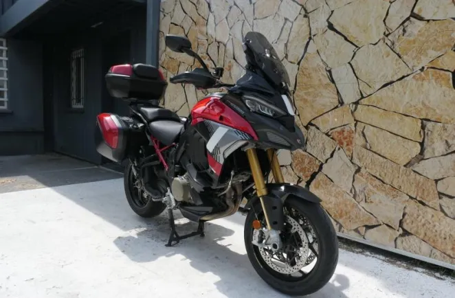 DUCATI V4 Pikes Peak + Options
