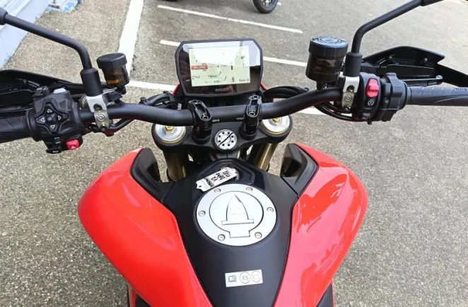 DUCATI Hypermotard 890 V2 1ère main garantie 01/04/2029