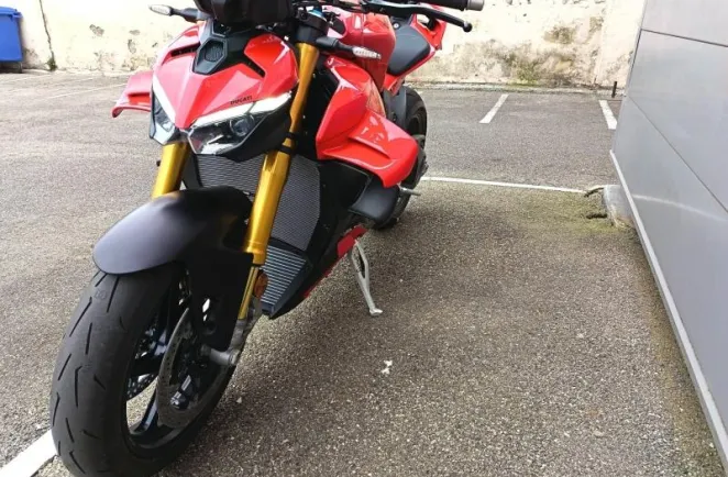 DUCATI 1103 Streetfighter V4 S 1ère main garantie 04/02/2028 ( prix hors accessoires )