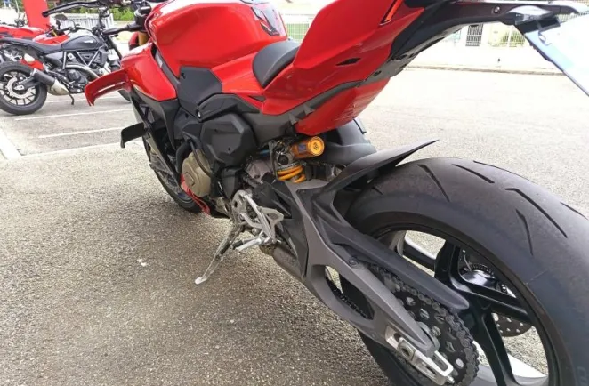DUCATI 1103 Streetfighter V4 S 1ère main garantie 04/02/2028 ( prix hors accessoires )