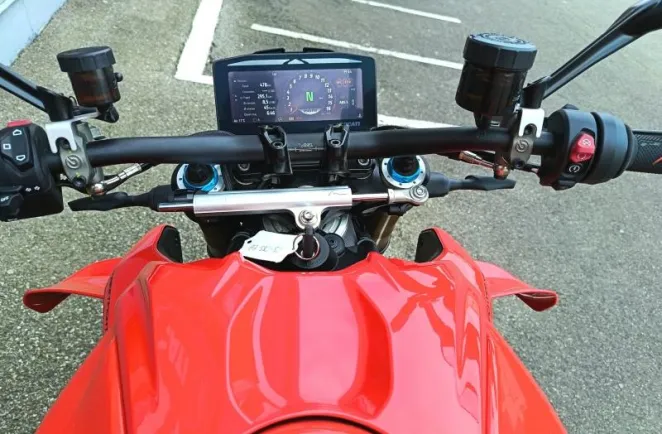 DUCATI 1103 Streetfighter V4 S 1ère main garantie 04/02/2028 ( prix hors accessoires )