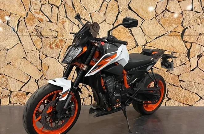 KTM DUKE R .