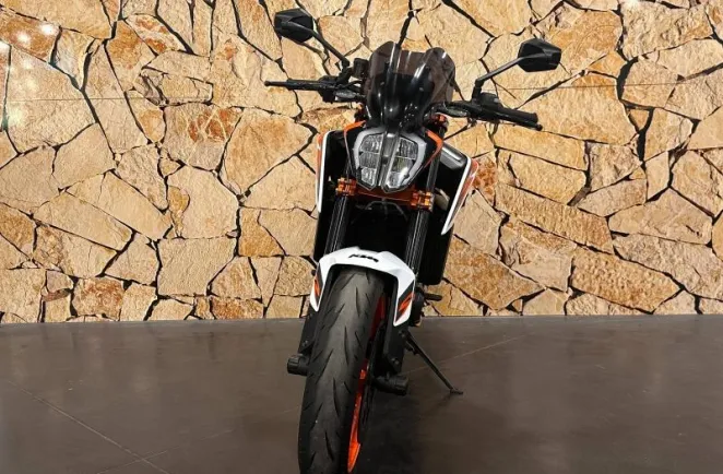 KTM DUKE R .