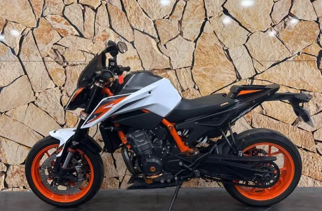 KTM DUKE R .