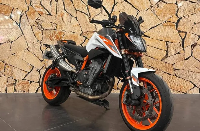 KTM DUKE R .