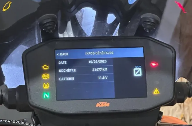 KTM DUKE R .
