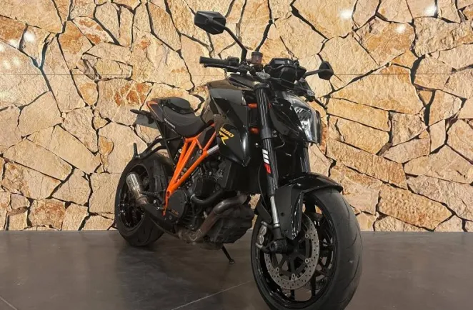 KTM SUPER DUKE R .