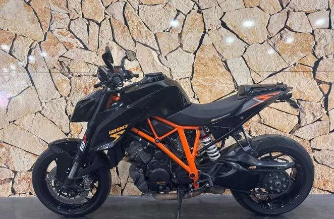 KTM SUPER DUKE R .