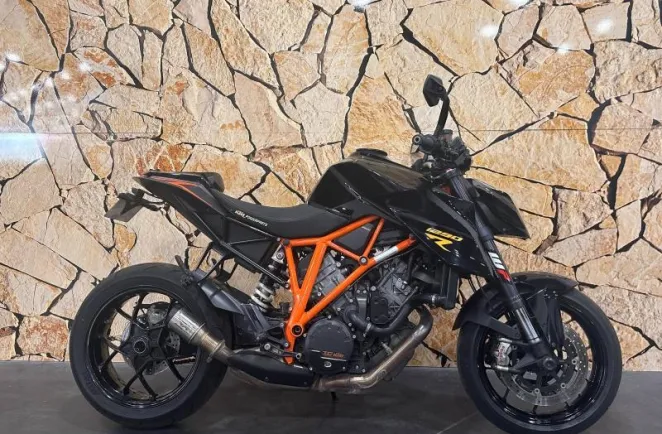 KTM SUPER DUKE R .