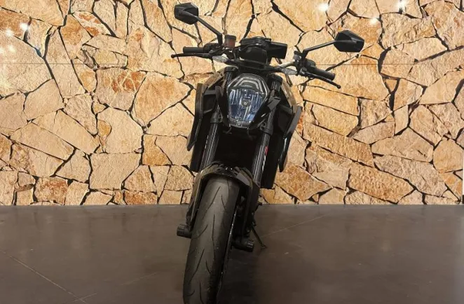 KTM SUPER DUKE R .