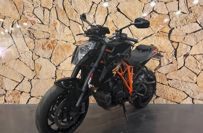 KTM SUPER DUKE R .