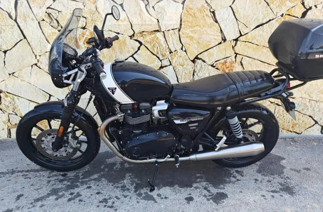TRIUMPH 900