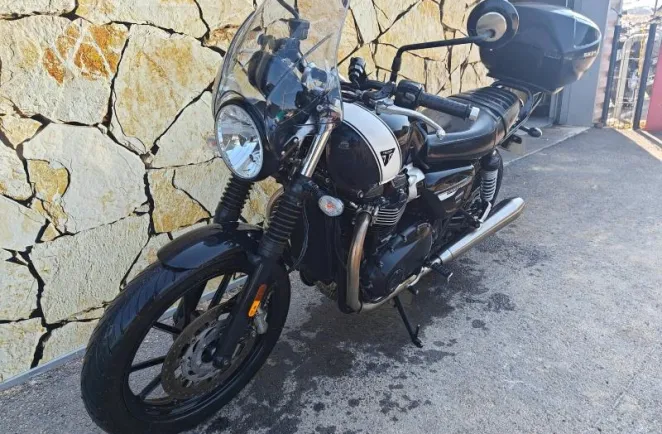 TRIUMPH 900