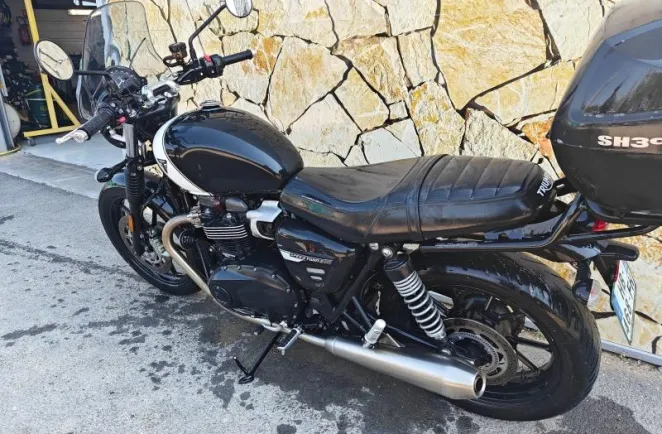 TRIUMPH 900