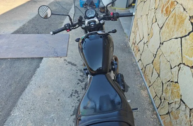TRIUMPH 900