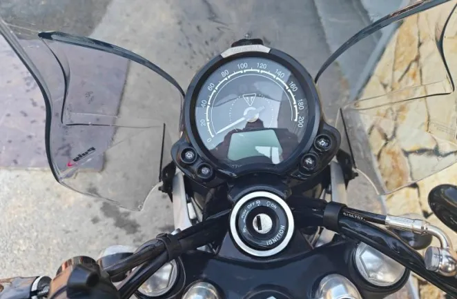 TRIUMPH 900