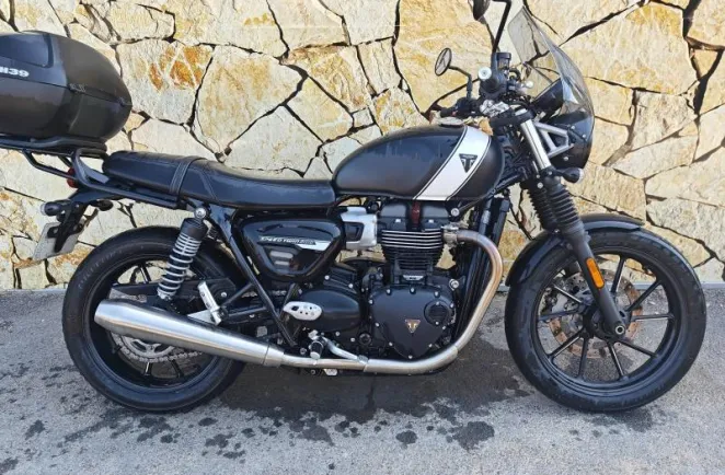 TRIUMPH 900