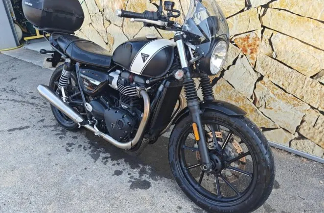 TRIUMPH 900