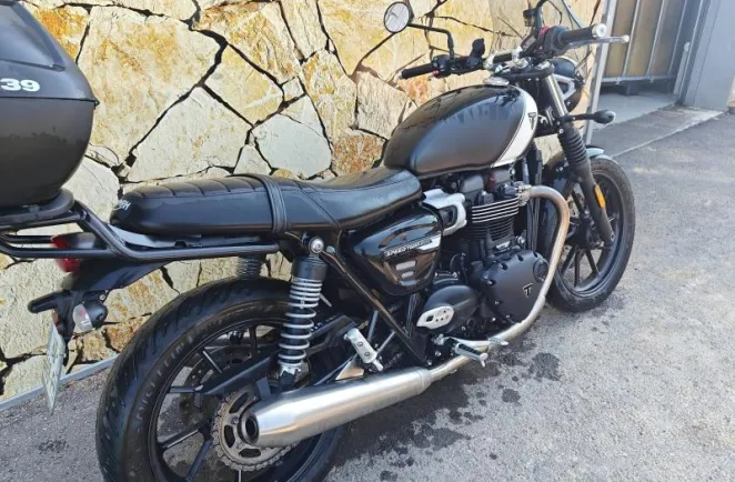 TRIUMPH 900