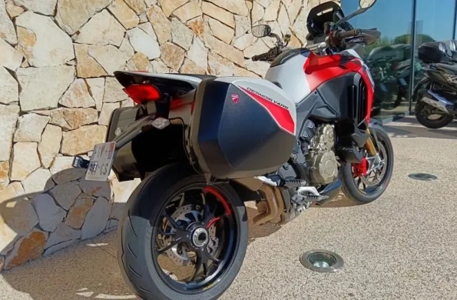 DUCATI V4 RS avec Top case et valises Ducati