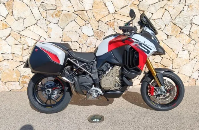 DUCATI V4 RS avec Top case et valises Ducati
