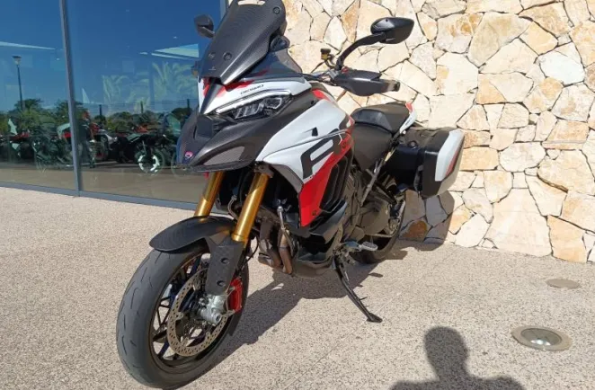 DUCATI V4 RS avec Top case et valises Ducati