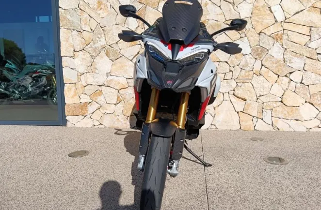 DUCATI V4 RS avec Top case et valises Ducati