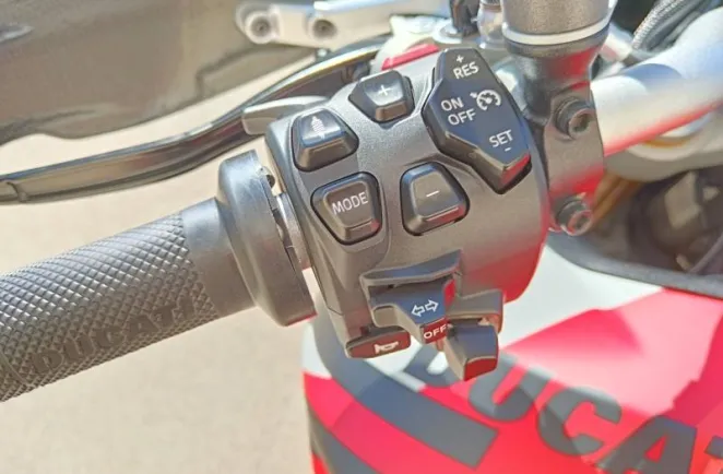 DUCATI V4 RS avec Top case et valises Ducati
