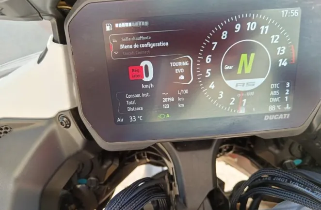 DUCATI V4 RS avec Top case et valises Ducati