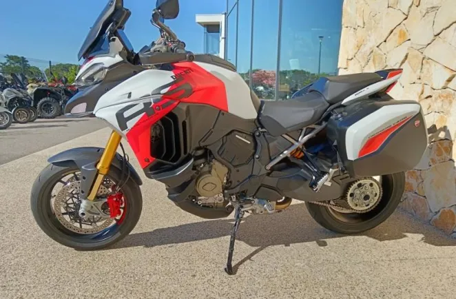 DUCATI V4 RS avec Top case et valises Ducati