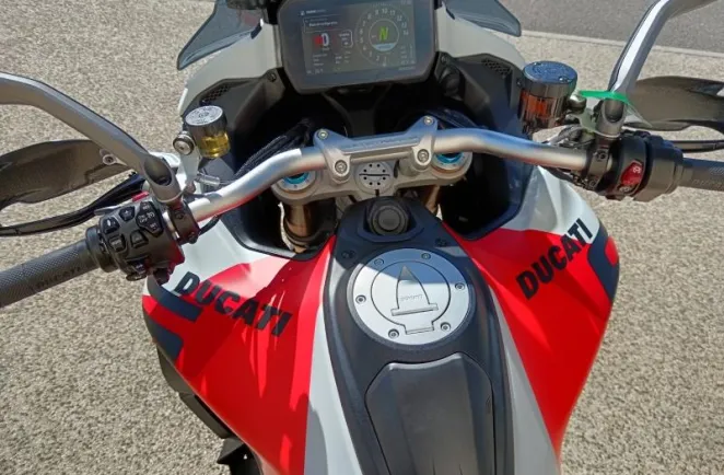 DUCATI V4 RS avec Top case et valises Ducati