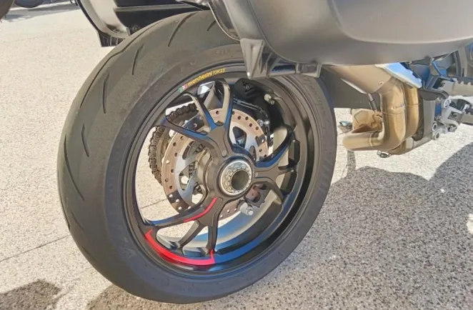 DUCATI V4 RS avec Top case et valises Ducati