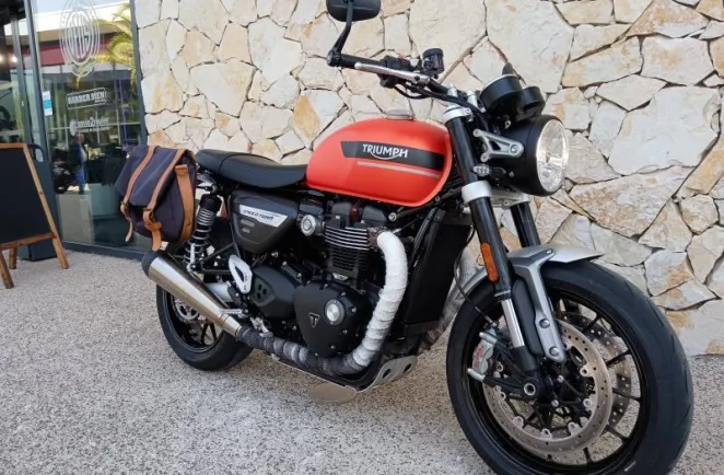 TRIUMPH Speed Twin 1200 + sacoches