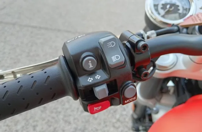 TRIUMPH Speed Twin 1200 + sacoches