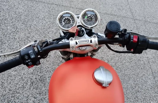 TRIUMPH Speed Twin 1200 + sacoches