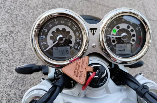 TRIUMPH Speed Twin 1200 + sacoches