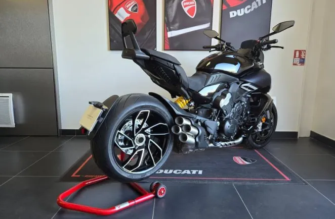 DUCATI V4