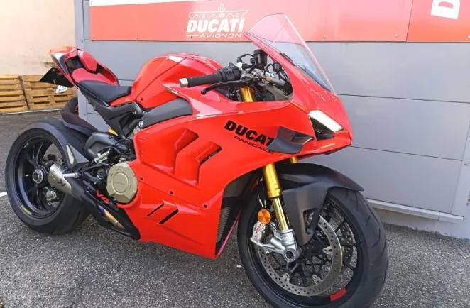 DUCATI Panigale V4 S 1ERE MAIN LIGNE AKRAPOVIC
