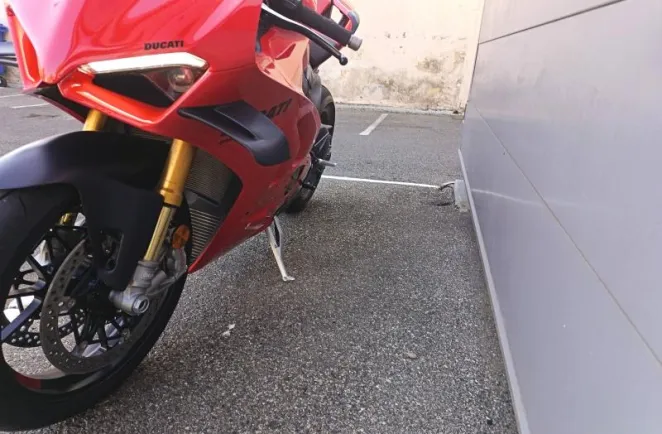 DUCATI Panigale V4 S 1ERE MAIN LIGNE AKRAPOVIC