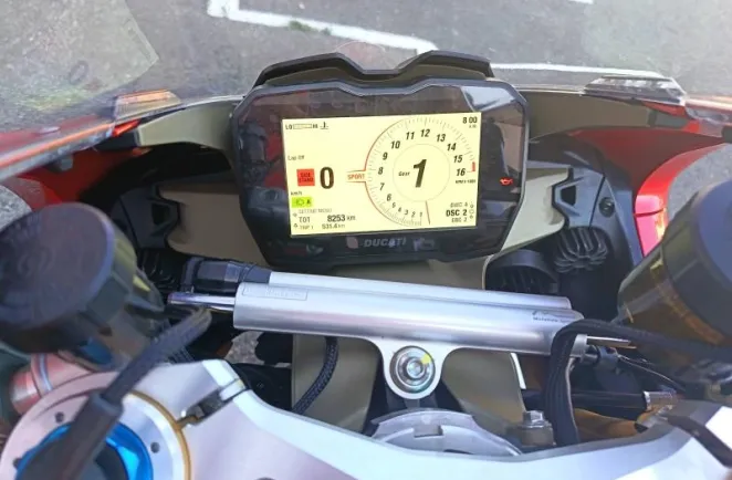 DUCATI Panigale V4 S 1ERE MAIN LIGNE AKRAPOVIC