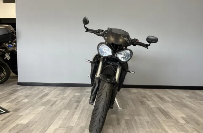 TRIUMPH TRIPLE 765 RS .