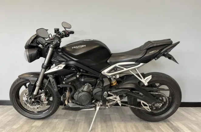 TRIUMPH TRIPLE 765 RS .