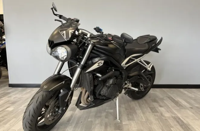 TRIUMPH TRIPLE 765 RS .