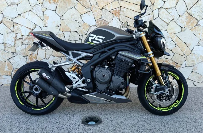 TRIUMPH TRIPLE 1200 RS .