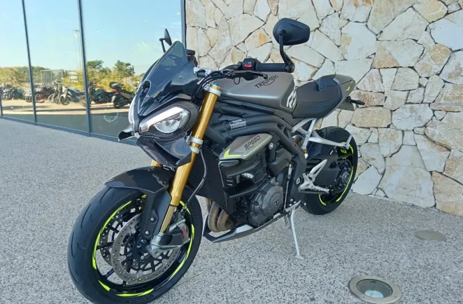 TRIUMPH TRIPLE 1200 RS .